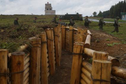 Екатеринбург. Военнослужащие идут с стрельбища. Выставка вооружения в рамках международной военно-технической выставке \'Армия-2016\'