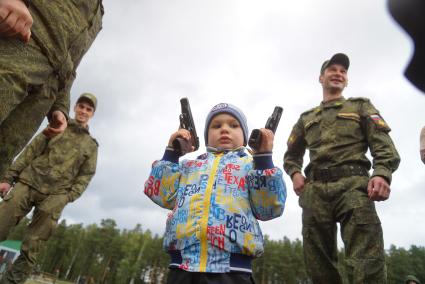 Екатеринбург. Маленький мальчик с пистолетами Макарова. Выставка вооружения в рамках международной военно-технической выставке \'Армия-2016\'