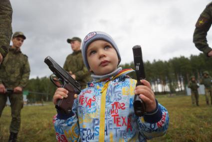 Екатеринбург. Маленький мальчик с пистолетами Макарова. Выставка вооружения в рамках международной военно-технической выставке \'Армия-2016\'