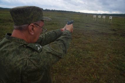 Екатеринбург. Военнослужащий стреляет из ПМ (пистолет Макарова) по мишеням на стрельбище полигона. Выставка вооружения в рамках международной военно-технической выставке \'Армия-2016\'