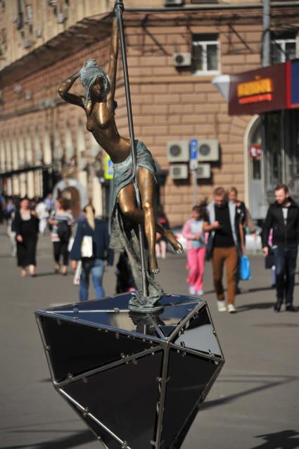 Москва.   Памятник стриптизерше  на улице Проспект Мира.