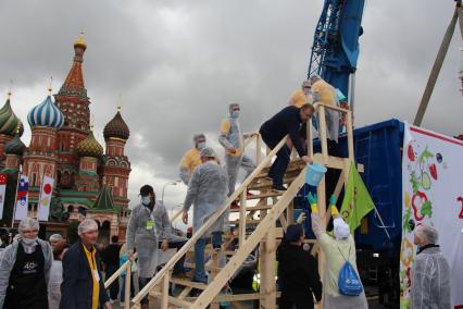 Москва. На Красной площади приготовили рекордные 20 тонн греческого салата.