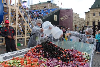 Москва. На Красной площади приготовили рекордные 20 тонн греческого салата.