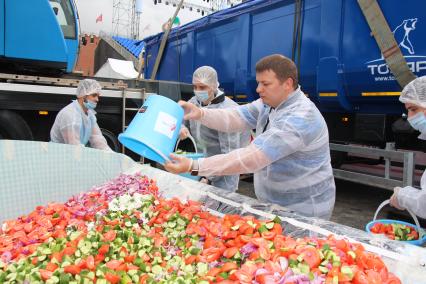 Москва. На Красной площади приготовили рекордные 20 тонн греческого салата.