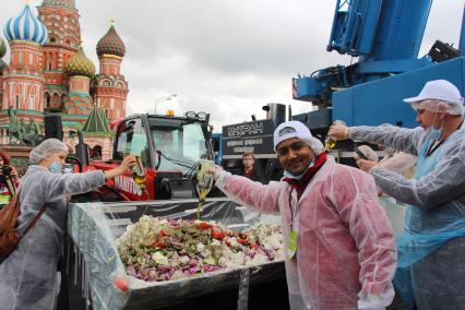 Москва. На Красной площади приготовили рекордные 20 тонн греческого салата.