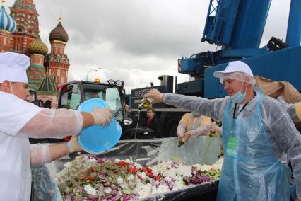 Москва. На Красной площади приготовили рекордные 20 тонн греческого салата.