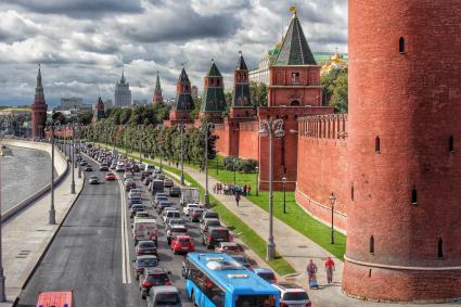 Москва. Автомобильное движение на Кремлевской набережной.