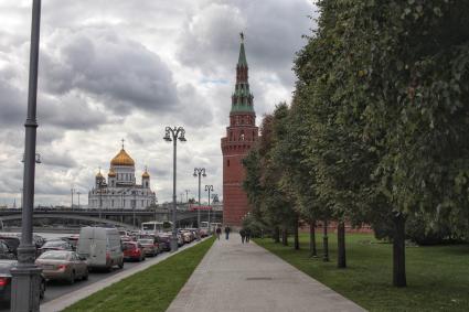 Москва. Кремлевская набережная после реконструкции.