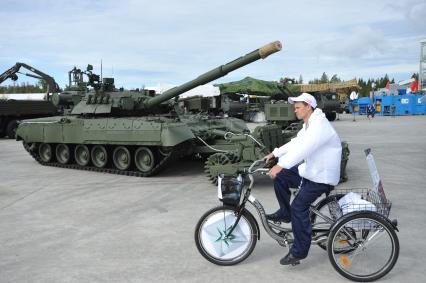 Московская область, Кубинка. Т-72 с системой разминирования на Международном военно-техническом форуме `Армия-2016` в конгрессно-выставочном центре Военно-патриотического парка культуры и отдыха Вооруженных сил РФ `Патриот`.