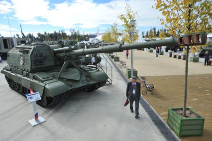 Московская область, Кубинка. Самоходная артиллерийская установка  (САУ) `Мста-С` на Международном  военно-техническом  форуме `Армия-2016` в конгрессно-выставочном центре  Военно-патриотического парка культуры и отдыха Вооруженных сил РФ `Патриот`.