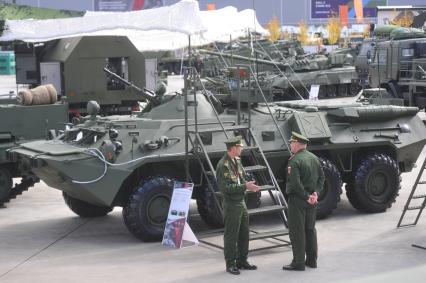 Московская область, Кубинка. Военнослужащие   рядом с БТР-80 на Международном  военно-техническом  форуме `Армия-2016` в конгрессно-выставочном центре  Военно-патриотического парка культуры и отдыха Вооруженных сил РФ `Патриот`.