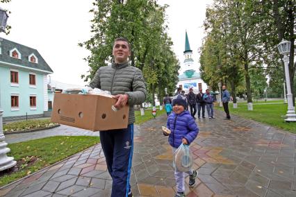 Уфа. Мусульмане в день праздника жертвоприношения Курбан-Байрам у мечети.