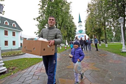 Уфа.    Мусульмане в день праздника жертвоприношения Курбан-Байрам у   мечети.