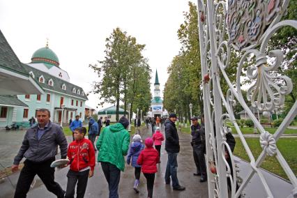 Уфа.    Мусульмане в день праздника жертвоприношения Курбан-Байрам у   мечети.