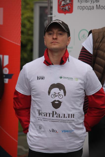 Москва. Актер Сергей Безруков принял участие в благотворительном велозаезде`ТеатРалли` в рамках праздничных мероприятий, посвященных Дню города.