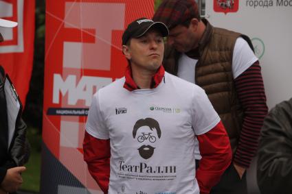 Москва. Актер Сергей Безруков принял участие в благотворительном велозаезде`ТеатРалли` в рамках праздничных мероприятий, посвященных Дню города.