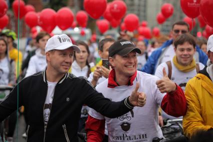 Москва. Актеры Евгений Миронов и Сергей Безруков   приняли участие в благотворительном велозаезде`ТеатРалли` в рамках праздничных мероприятий, посвященных Дню города.