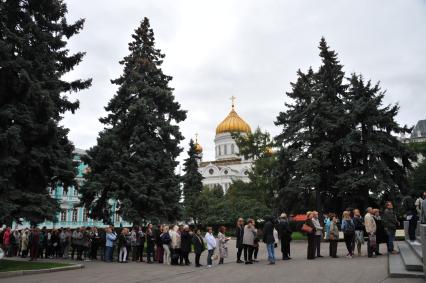 Москва.  Очередь на выставку ` Рафаэль . Поэзия образа` в музей изобразительных искусств им. А.С. Пушкина.