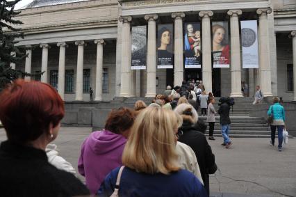 Москва.  Очередь на выставку ` Рафаэль . Поэзия образа` в музей изобразительных искусств им. А.С. Пушкина.