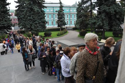 Москва.  Очередь на выставку ` Рафаэль . Поэзия образа` в музей изобразительных искусств им. А.С. Пушкина.