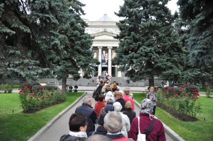 Москва.  Очередь на выставку ` Рафаэль . Поэзия образа` в музей изобразительных искусств им. А.С. Пушкина.