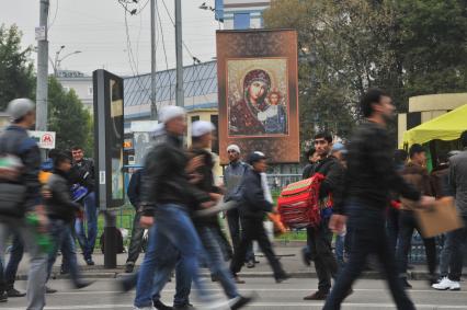 Москва.  Мусульмане в день праздника жертвоприношения Курбан-Байрам идут в Московскую Соборную  мечеть, расположенную  рядом с метро Проспект Мира.