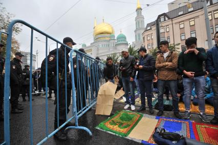 Москва.  Мусульмане в день праздника жертвоприношения Курбан-Байрам возле Московской Соборной мечети.