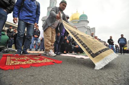 Москва.  Мусульмане в день праздника жертвоприношения Курбан-Байрам возле Московской Соборной мечети.