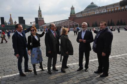 Москва. Артисты миланского театра`Ла Скала`, гастроли которого проходят в рамках фестиваля`Черешневый лес`, прогулялись по Красной площади.