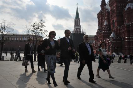 Москва. Артисты миланского театра`Ла Скала`, гастроли которого проходят в рамках фестиваля`Черешневый лес`, прогулялись по Красной площади.