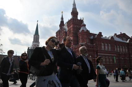 Москва. Артисты миланского театра`Ла Скала`, гастроли которого проходят в рамках фестиваля`Черешневый лес`, прогулялись по Красной площади.