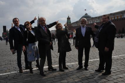 Москва. Артисты миланского театра`Ла Скала`, гастроли которого проходят в рамках фестиваля`Черешневый лес`, прогулялись по Красной площади.