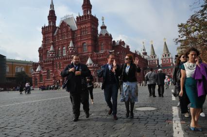 Москва. Артисты миланского театра`Ла Скала`, гастроли которого проходят в рамках фестиваля`Черешневый лес`, прогулялись по Красной площади.