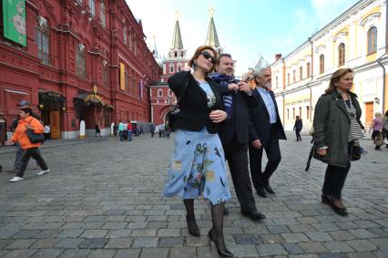 Москва. Артисты миланского театра`Ла Скала`, гастроли которого проходят в рамках фестиваля`Черешневый лес`, прогулялись по Красной площади.