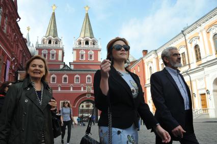 Москва. Артисты миланского театра`Ла Скала`, гастроли которого проходят в рамках фестиваля`Черешневый лес`, прогулялись по Красной площади.