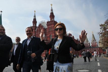 Москва. Артисты миланского театра`Ла Скала`, гастроли которого проходят в рамках фестиваля`Черешневый лес`, прогулялись по Красной площади.