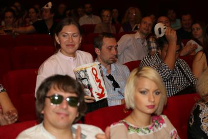 Диск150. Кинотеатр ОКТЯБРЬ. Премьера фильма ПОДАРОК С ХАРАКТЕРОМ. 2014 год. На снимке: резидент COMEDY CLUB Дмитрий Грачев