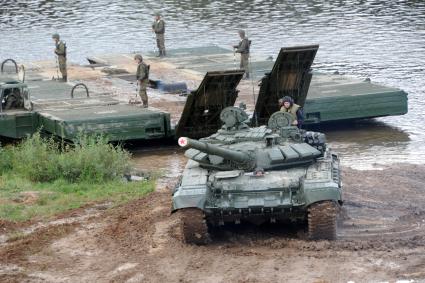 Московская область, д.Алабино.  Танк Т-90 во время демонстрационного показа военной техники на полигоне Алабино на Международном военно-техническом форуме `АРМИЯ-2016`.