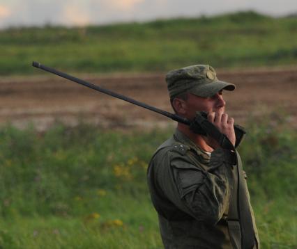 Московская область, д.Алабино. Военнослужащий во время демонстрационного показа военной техники на полигоне Алабино на Международном военно-техническом форуме `АРМИЯ-2016`.