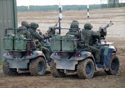 Московская область, д.Алабино.  Военнослужащие на квадроциклах во время демонстрационного показа военной техники на полигоне Алабино на Международном военно-техническом форуме `АРМИЯ-2016`.