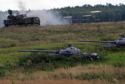 Московская область, д.Алабино.  ЗРПК Панцирь-С1 (слева) и  танк Т-80  во время демонстрационного показа военной техники на полигоне Алабино на Международном военно-техническом форуме `АРМИЯ-2016`.