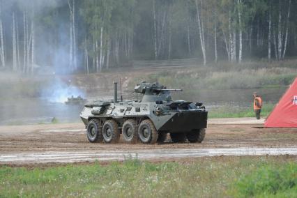 Московская область, д.Алабино. Бронетранспортер БТР-82А во время демонстрационного показа военной техники на полигоне Алабино на Международном военно-техническом форуме `АРМИЯ-2016`.