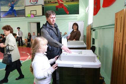 Красноярск.  Жители города во время голосования на одном из избирательных участков в единый день голосования.