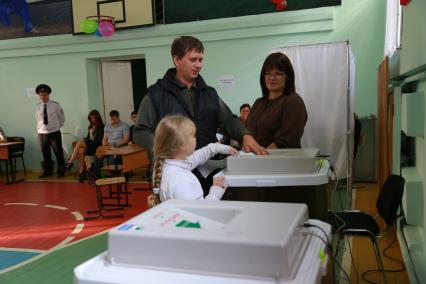 Красноярск.  Жители города во время голосования на одном из избирательных участков в единый день голосования.