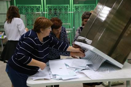 Красноярск. Члены избирательной комиссии во время подсчета голосов на одном из избирательных участков в единый день голосования.