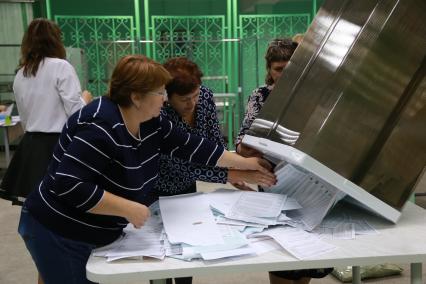 Красноярск.  Члены избирательной комиссии во время подсчета голосов на одном из избирательных участков в единый день голосования.