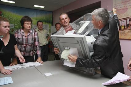 Барнаул. Избирательная комиссия ведет подсчет голосов на одном из избирательных участков города в единый день голосования.