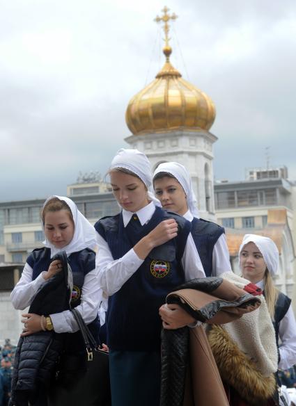 Москва. Студентки и слушатели Академии МЧС  РФ  на  благодарственном молебне в честь иконы `Неопалимая Купина` в Храме Христа Спасителя.