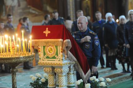 Москва. Сотрудник   МЧС  РФ на  благодарственном молебне в честь иконы `Неопалимая Купина` в Храме Христа Спасителя.