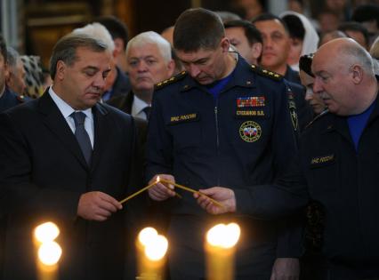 Москва. Министр МЧС России Владимир Пучков, первый заместитель министра генерал-полковник запаса  Владимир Степанов, заместитель министра МЧС РР Леонид Беляев   ( слева направо) на  благодарственном молебне в честь иконы `Неопалимая Купина` в Храме Христа Спасителя.